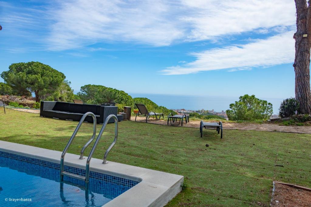 Piscina con vistas al Mediterráneo